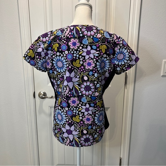 Green Town Scrub Top Purple Black Floral Size Small Medical - Picture 3 of 7